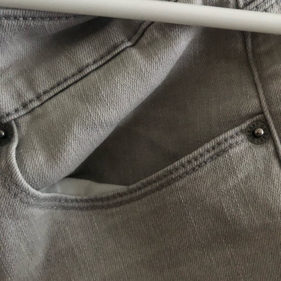 VintageGuess Light Gray jeans with fringe bottom-27” by 32” like new shape - Picture 3 of 11